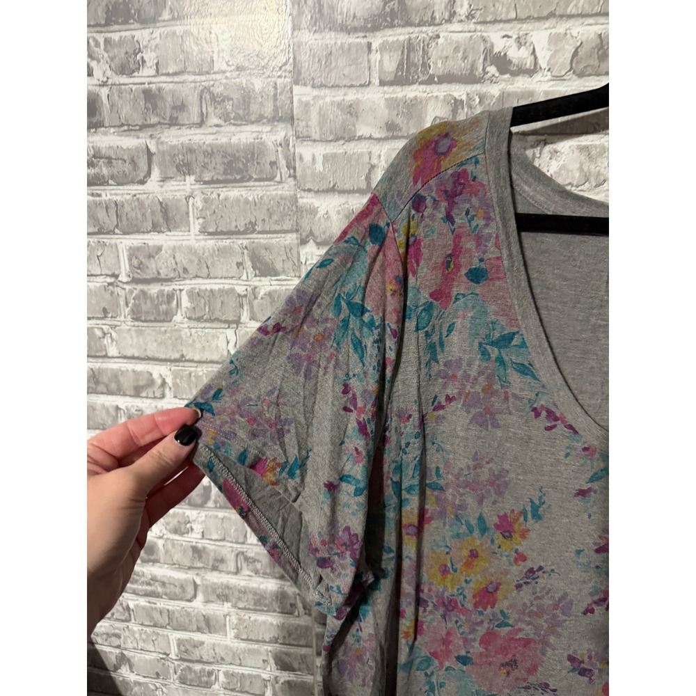 Torrid Super Soft Knit Floral V-Neck Short Sleeve Tee Gray Plus Size 3 3X - Picture 3 of 3